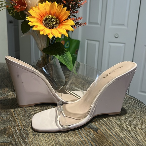 Fashion Nova Clear wedge - Picture 3 of 4